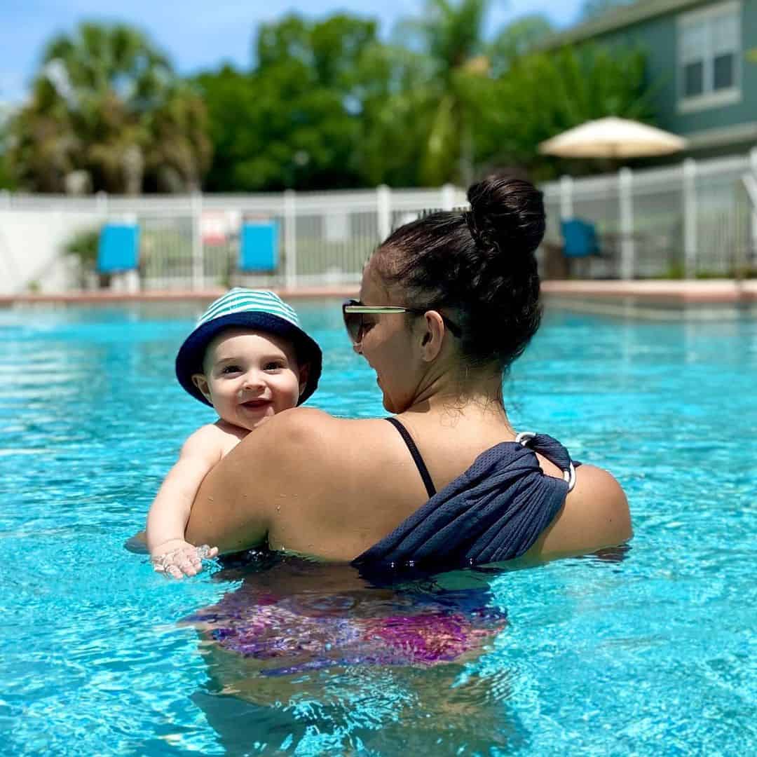 Alayna Curry and her baby son in the pool together 