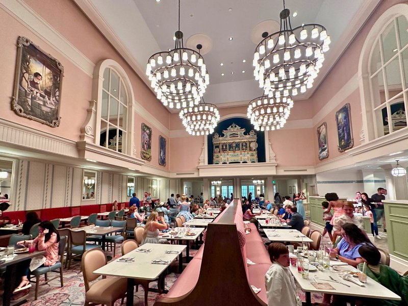 5 Reasons We LOVE 1900 Park Fare for Disney Character Dining