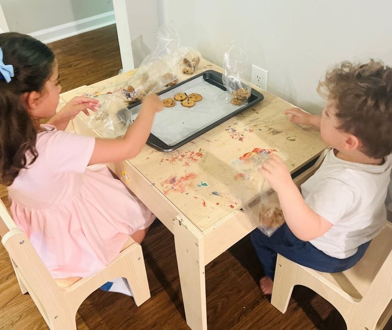 toddlers baking cookies to say Thank You