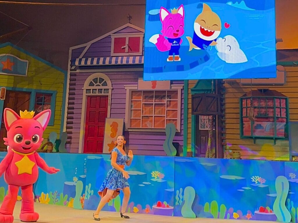 Pinkfong character during Baby Shark Show at SeaWorld Orlando during Happy SeaWorld Song - image by Dani Meyering 2
