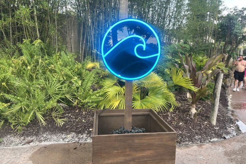 H2O Glow neon wave sign letting guests know there's a free snack stand nearby