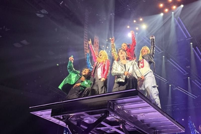 Descendants/Zombies: Worlds Collide Tour cast on stage