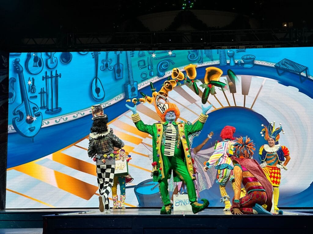 Pomp character center stage Pomp, Snow, and Cirqueumstance at Gaylord Palms during song - image by Dani Meyering