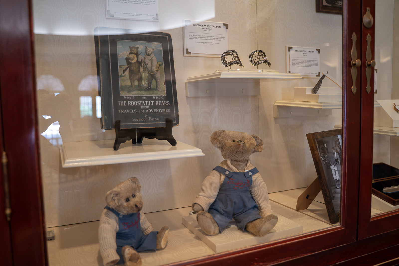 Disney Liberty Square Display Roosevelt Bears and Washington's shoe clips