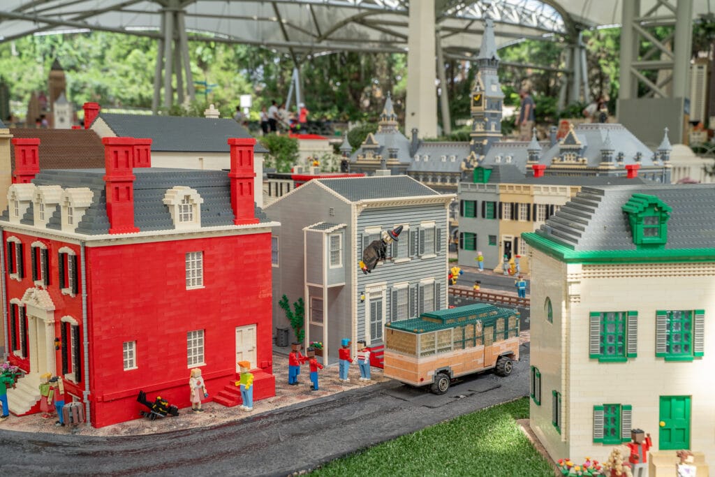 See how many flying witches you can spot throughout MINILAND USA during Brick or Treat! 