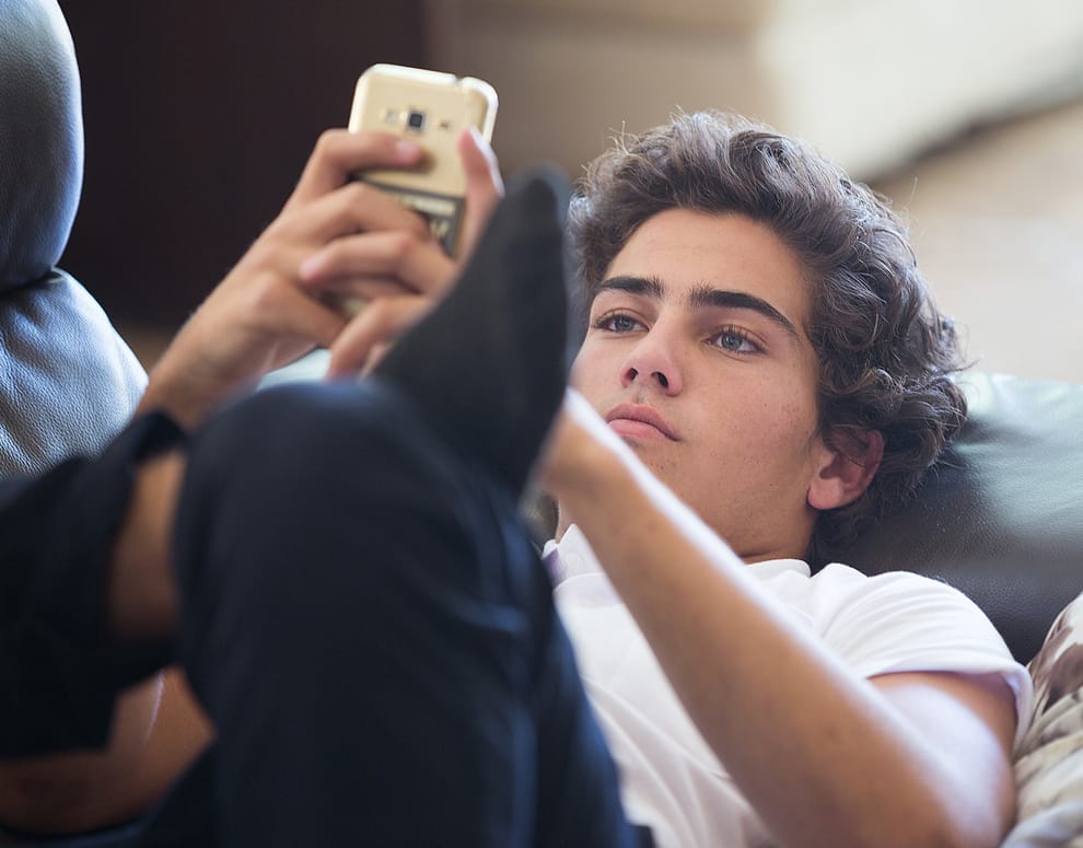 ‘Looksmaxxing’ Trend Poses Risks for Boys and Teens - John Hopkins All Children's Hospital